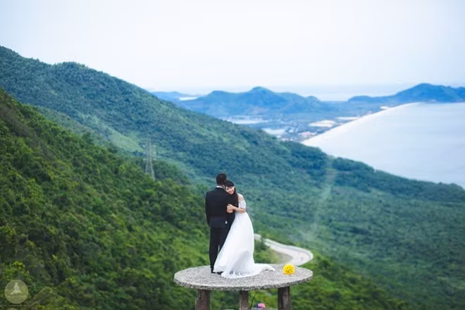 Phong cảnh của đèo Hải Vân nổi bật trên nền nước biển xanh ngắt của biển Ðông, trải dài khoảng 20 km từ Huế đến Ðà Nẵng. Cảnh đẹp này đã khiến nhiếp ảnh gia Le Petit Prince gợi ý cho bộ ảnh cưới của cặp đôi đến từ Hà Thành. Ảnh: Le Petit Prince.