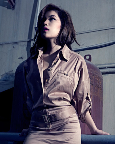 Về tin đồn phẫu thuật thẩm mỹ, gọt cằm, cô tâm sự: “Mình không phản đối phẫu thuật thẩm mỹ vì đã có vài lần nghĩ đến việc sửa chỗ này, chỗ kia để thay đổi vận mệnh, nhưng sợ không dám làm. Còn cằm mình thì từ nhỏ đã nhỏ vậy rồi, hoàn toàn không chỉnh gì cả”.