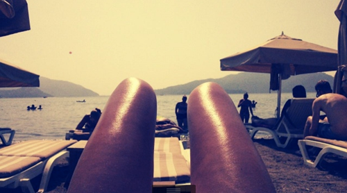 9. Tự sướng với xúc xích. Bạn đoán thử xem đây là chân người hay xúc xích?