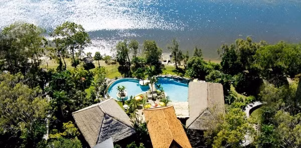 Hòn đảo thuộc sở hữu của tỉ phú Richart Branson với một khu nghỉ dưỡng vô cùng sang trọng có thể cùng lúc chào đón 22 vị khách. 