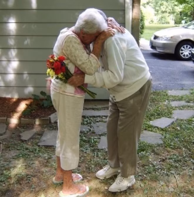 Người đàn ông trong ảnh bị bệnh Alzheimer và không thể nhớ ra bất cứ ai, kể cả con cái, nhà cửa và những thứ có liên quan đến mình. Nhưng bất cứ khi nào ông nhìn thấy người bạn đời từng gắn bó lâu năm, ông đều nói: "Hãy nhìn người vợ xinh đẹp của tôi!".