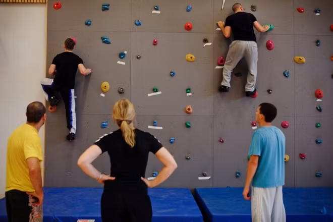 Mục đích của việc dành thời gian trong tù là phục hồi chức năng, vì vậy tất cả các tù nhân đều có cơ hội để phát triển và tái hòa nhập với cộng đồng sau khi mãn hạn. Trước khi rời khỏi đây, phạm nhân phải hoàn thành một bài về kinh nghiệm họ đã có và trau dồi được trong thời gian ở đây.