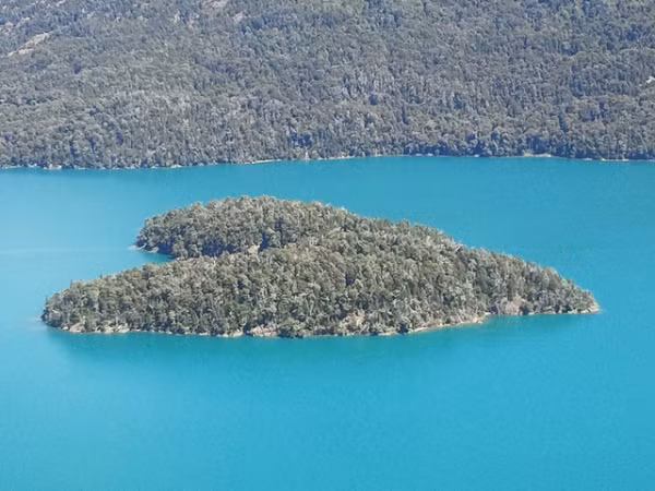  Đảo Isla Corazón - Argentina. Isla Corazón nằm giữa hồ Mascard của Argentina. Hòn đảo được bao phủ bởi cây cối tươi xanh và rậm rạp. Chỉ khi quan sát từ phía đông hồ Mascardi, du khách mới chiêm ngưỡng được hình trái tim hoàn hảo nhờ góc nhìn đặc biệt.