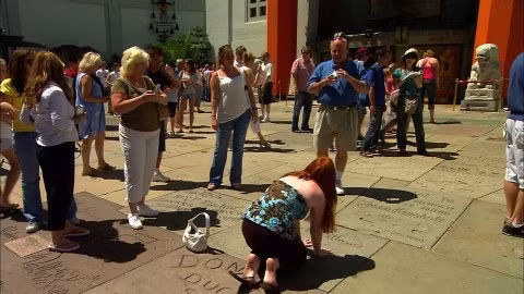 5. Nhà hát Grauman's Chinese, Hollywood, Mỹ: Đoạn đường trước cửa nhà hát nổi tiếng này có dấu tay và dấu chân của các ngôi sao lừng lẫy.