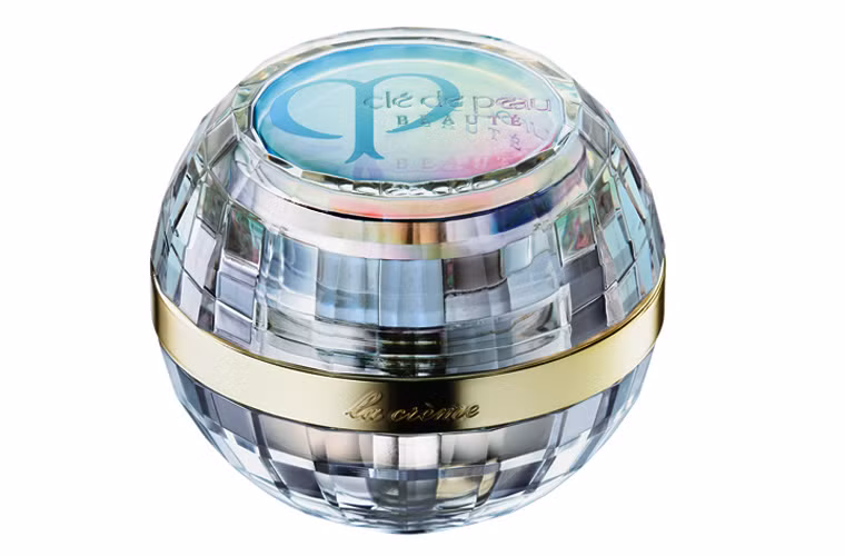 Vậy lọ kem vài nghìn hoặc thậm chí vài chục nghìn đô có thực sự tốt hơn lọ kem bình thường? Điều này cũng tùy cảm nhận của từng người, phản ứng của từng làn da. Nhưng có một sự thật: dùng kem đắt tiền hay không chẳng quan trọng bằng dùng có thường xuyên và đúng cách hay không.