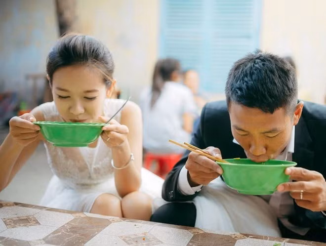 Cùng thời điểm, một diễn đàn tình yêu của Hàn Quốc cũng đã chia sẻ lại tác phẩm ấn tượng với dòng chú thích "Bộ ảnh cưới tuyệt đẹp của cặp đôi người Việt, bạn có muốn giống họ không?". Bài đăng thu hút gần 60.000 lượt like (thích) và hàng trăm bình luận khen ngợi từ giới trẻ Hàn. Ảnh: Quân Light-writer.