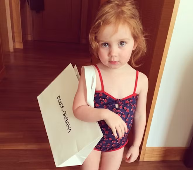  Pixie luôn xuất hiện với vẻ ngoài cá tính, sành điệu với nhiều trang phục hàng hiệu. Tuy mới biết đi, tiểu thư này đã được đi nghỉ dưỡng, chăm sóc cơ thể vào cuối tuần. Mẹ của cô bé là nhà báo, nhà truyền thông nổi tiếng Roxy Jacenko. Do đó, việc bé có cuộc sống sang chảnh, không có gì là lạ.