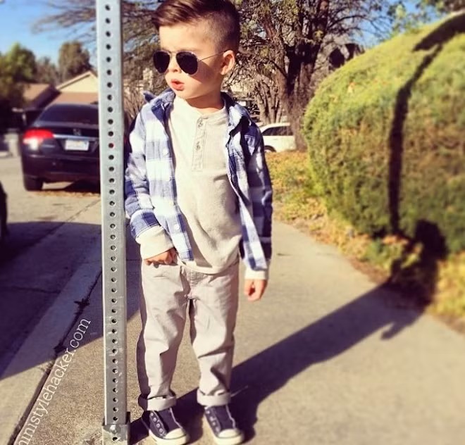 Ryker luôn có phong cách thời trang cực chất, không thua kém bất kỳ một siêu mẫu thế giới nào. Bé cũng có tạo dáng và biểu cảm tự tin, toát lên vẻ lãng tử. Người đầu tư trang phục, nắm bắt xu hướng và giúp cậu bé 4 tuổi thực hiện nhiều bộ ảnh tốn kém này là mẹ bé - Collette Wixom. Bà Collette mong muốn con trai mình sở hữu con mắt tinh tế, phong cách được định hình sẵn từ bé và lúc nào cũng nổi bật. 