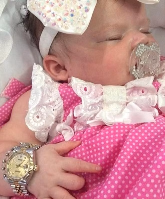 Mọi thứ Romany dùng đều tốt nhất, đắt nhất, thậm chí còn được thiết kế riêng. Do chưa biết đi nên cô công chúa nhỏ này có đến 9 chiếc xe đẩy, với giá mỗi cái khoảng 1.500 bảng Anh. Mẹ của bé là Witney Rowland (20 tuổi), hiện làm chủ một trung tâm thẩm mỹ và sở hữu khối tài sản kếch xù. Do quá chơi ngông và lãng phí nên những màn khoe khoang của bà mẹ trẻ này đang bị dân mạng lên án gay gắt.