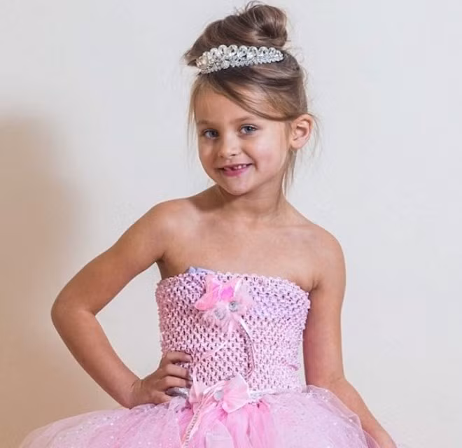  Tiểu thư sung sướng nhất nước Anh: Lacie Pope được coi như cô bé sung sướng và hư hỏng nhất nước Anh. 6 tuổi, Lacie đã khiến nhiều người ghen tỵ với cuộc sống xa hoa. Bé được mẹ cấp thẻ tín dụng riêng để tự do mua sắm, có biệt thự giá 350.000 bảng ở Tây Ban Nha chỉ để nghỉ mát, mặc vô vàn đồ hiệu như Armani, Dior, Chanel, Juicy Couture... và đến mỹ viện hàng tuần để làm tóc, sửa móng. Đồ chơi của bé cũng rất đắt. Bé từng được mẹ tặng vương miện, dép nạm ngọc và xe Audi phiên bản mini cùng nhiều loại bảo hiểm cho tất cả các bộ phận cơ thể Lacie. 