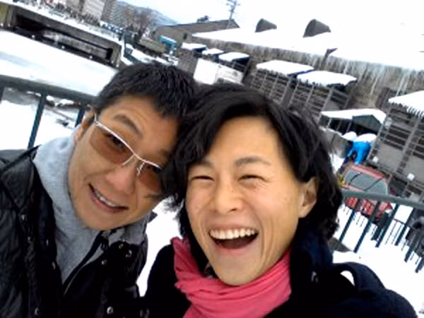 Gigi Chao không đẹp, vẻ ngoài khô cứng, nhiều lúc trông như đàn ông, lại cũng không chăm chút nhan sắc. Tuy nhiên đó không phải nguyên nhân cô muộn chồng. Gigi không muốn kết hôn bởi cô là người đồng tính.