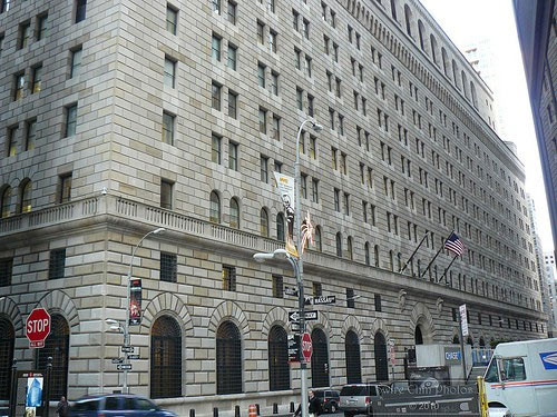 Ngoài ra, hầm vàng còn được lớp bê tông cốt thép dày bao bọc cùng cơ chế bảo vệ vòng ngoài với hệ thống máy quay an ninh và giám sát viên suốt 24/24. Cửa hầm sẽ tự động đóng khi các cảm biến an ninh kích hoạt. Ngoài ra, cảnh sát cũng bảo vệ nghiêm ngặt tòa nhà của Cục dự trữ Liên bang New York.