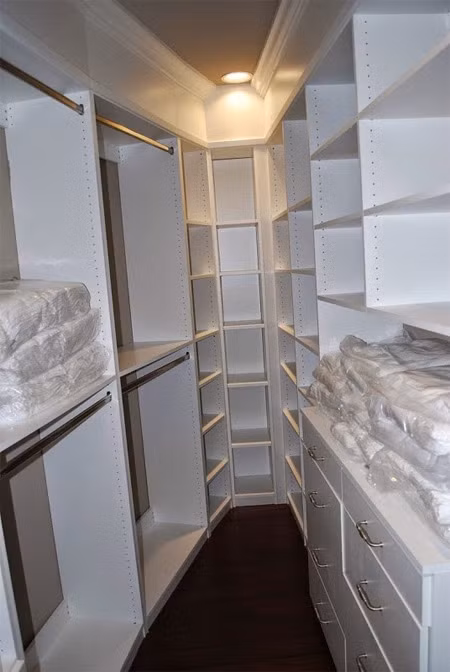 Những ngăn tủ trong phòng ngủ. Không khí bên ngoài phải qua hệ thống lọc tinh vi trước khi vào hầm. Rất nhiều cửa có khả năng chịu sức ép lớn án ngữ giữa các lối đi để bảo vệ tòa nhà khi các vụ nổ xảy ra.