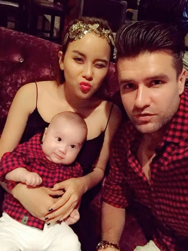 Tranh thủ khoảng thời gian hiếm hoi bên gia đình, Myno và chồng đưa con đi dạo phố, đón giáng sinh sớm.