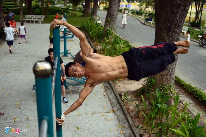 Một bạn trẻ đang hít xà với tư thế nằm ngang, một động tác đòi hỏi sức mạnh cửa cơ bắp.