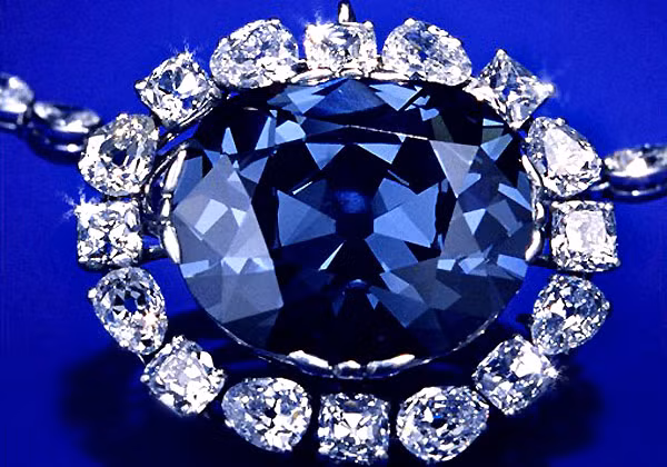 Người chủ tiếp theo của viên kim cương xanh là hoàng tử Nga Kanitowski, người bị giết trong cuộc cách mạng.