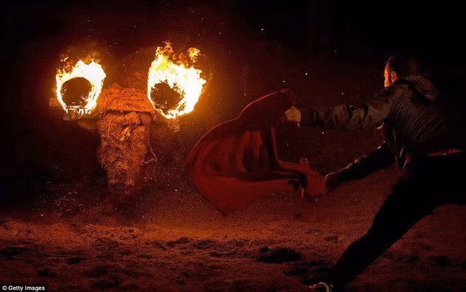 Sau khi châm lửa lên đầu con bò, người ta thả cho nó chạy cuồng lên, và trở thành đối tượng cho con người trổ tài đấu bò, một trận đấu mà nó phải nhận phần thua, dành vinh quang cho con người.