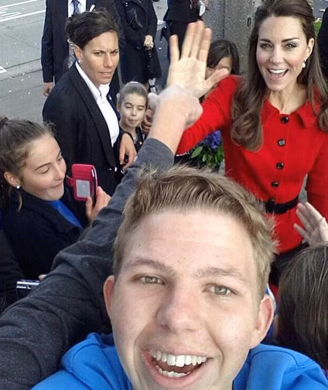 Đây là chàng trai được đánh giá là may mắn nhất năm. Trong chuyến du lịch thăm quan hoàng gia của mình, anh đã may mắn gặp được công nương nước Anh - Kate Middleton và còn được cô vui vẻ, vẫy chào trong ảnh.