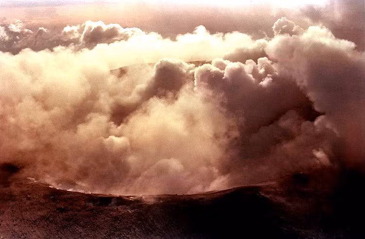 Cùng với dung nham, khoảng 700 nghìn tấn khí sulfur dioxit được giải phóng, tạo thành đám mây rơi dày xuống các khu vực lân cận. Khi trộn với nước, nó hình thành một vật liệu kết dính như bê-tông, làm sụp mái nhà và chỉ với số lượng nhỏ cũng gây hại cho người hít phải.