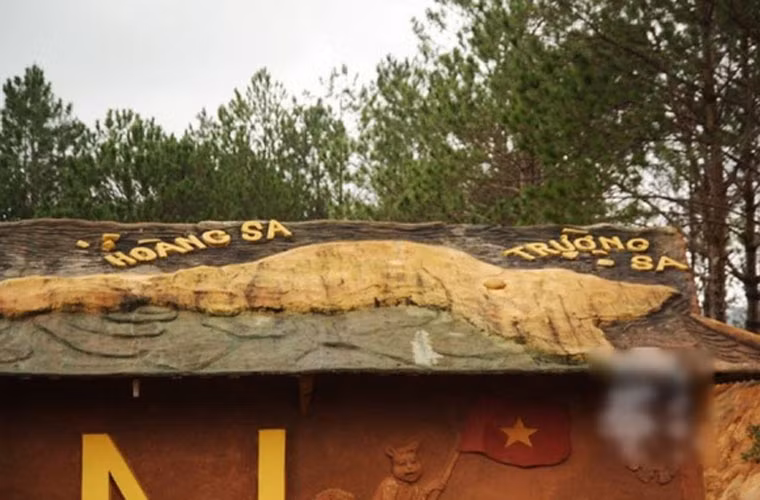 Ngôi nhà này rộng khoảng 90m² , nằm trong khuôn viên rộng 500m². Trên mái có bản đồ Việt Nam hình chữ S và các quần đảo Trường Sa, Hoàng Sa. Lý giải việc đắp hình bản đồ trên mái, anh Dũng nói: "Tổ quốc thiêng liêng nhất nên phải đặt ở vị trí cao nhất, từ mọi phía đều nhìn thấy được".