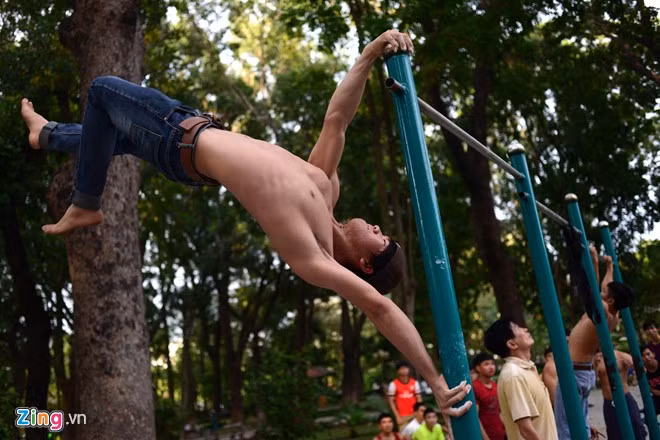 Ngoài những kỹ thuật cơ bản như sử dụng sức mạnh cơ tay để nhấc bổng hai người lên không, đi bộ trên không.