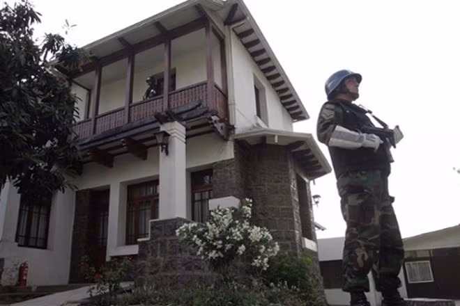  Cordillera Jail, Chile: Chỉ giữ 10 tù nhân là quan chức quân sự cũ phạm tội ác chống lại loài người. Hệ thống an ninh ở đây không thắt chặt. Nhà tù có sân tennis, hồ bơi, tiệc nướng ngoài trời, phòng tắm riêng, huấn luyện viên cá nhân. Tù nhân sống trong cabin riêng, hưởng điều kiện tốt hơn hẳn các nhà tù khác tại Chile. Nhà tù này bị chỉ trích và giám sát vì đã đối xử đặc biệt với tù nhân, bị đóng cửa năm 2013, người được chuyển đến một nhà tù đặc biệt khác cho kẻ vi phạm nhân quyền.