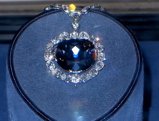 Viên kim cương xanh được một phụ nữ lập dị đã mua về làm vật cầu may, và coi nó là bùa may, nhưng sau đó cả nhà gặp họa: con trai chết vì tai nạn, con gái tự sát, chồng chết trong nhà thương điên.