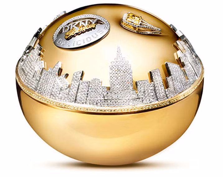 Bao bì cũng là khoản ngốn tiền khủng khiếp đối với mỹ phẩm siêu sang. Để sản phẩm có hình thức thực sự sang chảnh, nhà sản xuất đổ kinh phí cực lớn vào việc thiết kế. Nguyên liệu để làm lọ đựng và hộp bên ngoài đều vô cùng cao cấp, cầu kỳ, thậm chí được làm thủ công. Ngoài vấn đề mỹ thuật, một số sản phẩm cũng cần thiết kế đặc dụng để bảo vệ các thành phần dễ ô xy hóa.