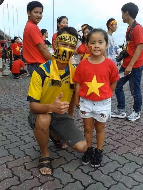 CĐV Malaysia đăng tải bức ảnh chụp chung cùng một fan nhí Việt Nam lên mạng xã hội kèm theo dòng status: Chúng tôi đặc biệt xin lỗi Việt Nam.