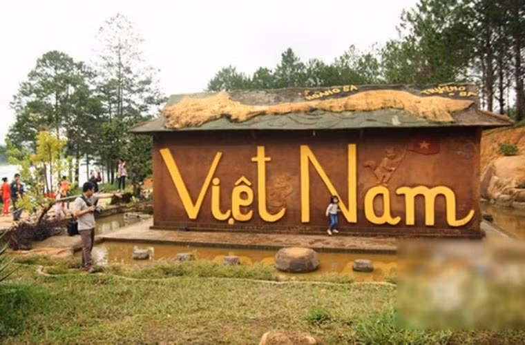 Nổi bật nhất trong làng là ngôi nhà đắp nổi hình bản đồ Việt Nam, được Trung tâm sách kỷ lục Việt Nam xác nhận 2 kỷ lục: ngôi nhà bằng đất đỏ bazan không nung có mái đắp nổi hình bản đồ Việt Nam đầu tiên và diện tích lớn nhất; ngôi nhà đất đỏ bazan không nung đầu tiên và có phong cách độc đáo nhất.