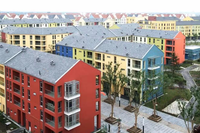  Làng Đức ở Thượng Hải: Nằm tại quận An Định, ngôi làng Đức được thiết kế bởi kiến trúc sư Albert Speer hoàn chỉnh với các tòa nhà sắc màu từ 3-5 tầng, các hàng cây xanh, kênh rạch và nhà hàng. Tuy nhiên, cũng giống các công trình khác cùng dự án "Một thành phố-Chín thị trấn", ngôi làng này cũng bị bỏ hoang do người dân không quan tâm đến những tòa nhà này.