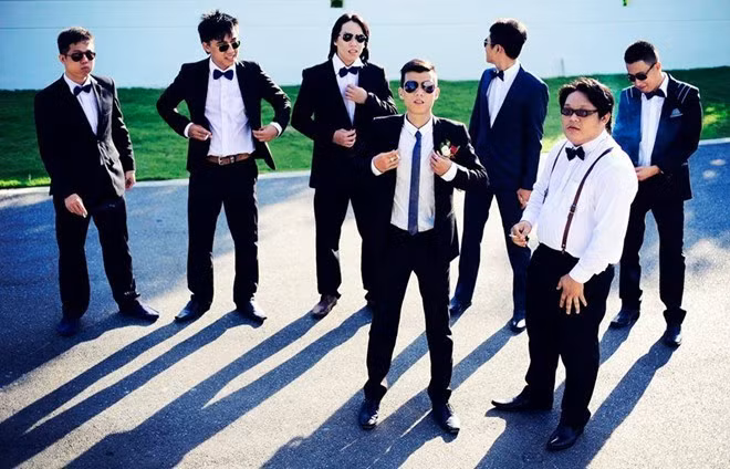 Ocean Villas và Hội An là 2 địa điểm chính nhóm anh Nam ghi hình bộ ảnh cưới. Trong quá trình chụp ảnh, cả hai vợ chồng đều trải qua những chuyện khôi hài thú vị, ví như bị sếp mắng vì nghỉ nhiều ngày nhưng sau khi xem ảnh cưới, sếp lại tấm tắc khen đẹp. Ảnh: Khểnh.