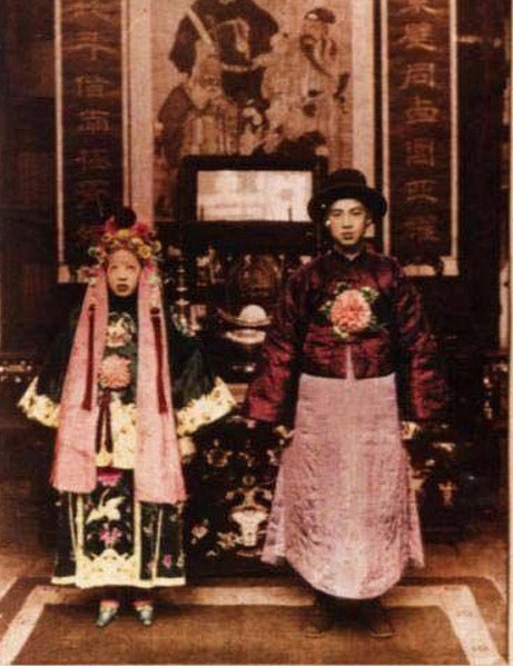 Về sau, để con trai không cô đơn lạnh lẽo chốn suối vàng, cho dù anh ta chưa đính ước hoặc người đính ước không thủ tiết, không chết theo, người ta bày ra kiểu “cưỡng hôn âm”, tức là không cần biết hai người lúc còn sống có quan hệ gì không, họ cứ mang hai thử thi chôn chung một mộ, làm đám cưới ma.