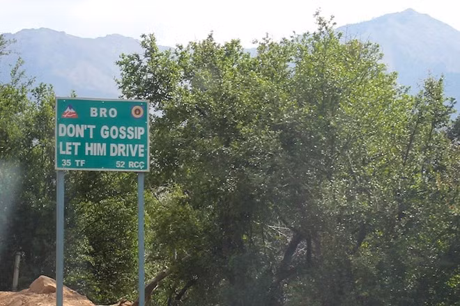 "Đừng tám chuyện nữa, để yên cho anh ấy lái xe".