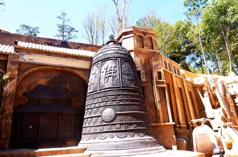 Chiếc chuông "khổng lồ" này cũng được làm từ đất sét.