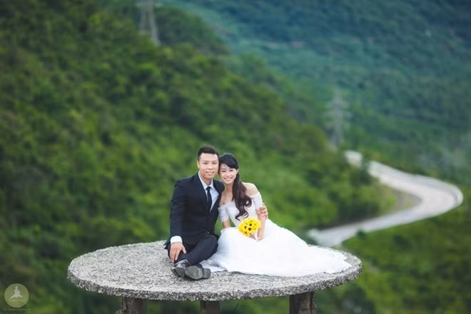 Giữa đèo Hải Vân: Cặp đôi Lương Minh Ngọc – Nguyễn Ngọc Loan đến từ Hà Nội đã thực hiện bộ ảnh cưới tuyệt đẹp trên đỉnh đèo Hải Vân, cao 500m so với mực nước biển vào tháng 7/2014. Ảnh: Le Petit Prince.