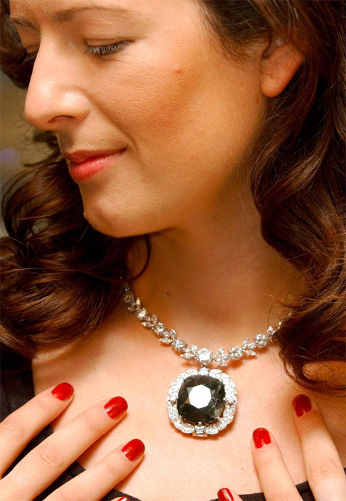 Để phá bỏ lời nguyền, chủ nhân sau đó đã chia viên kim cương thành 3 mảnh, mỗi mảnh khoảng 67,50 carats. Ba phần này cũng lưu lạc khắp nơi, đến năm 1990 mới “tao phùng” tại một buổi đấu giá ở New York (Mỹ).