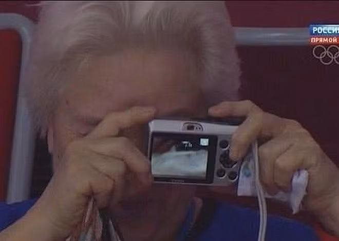 Khác với những người trẻ rất chuyên nghiệp trong việc selfie, một phụ nữ lớn tuổi đã gây cười khi hướng ống kính thẳng vào mắt mình trong thế vận hội mùa đông ở Sochi, Nga.