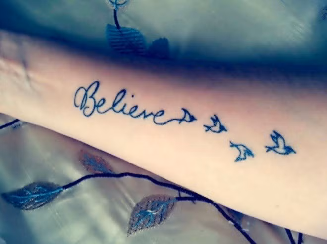 Believe: Hình xăm dạng này có ý nghĩa đúng của chữ ghi dấu trên cơ thể - biểu hiện niềm tin mãnh liệt vào một điều gì đó.