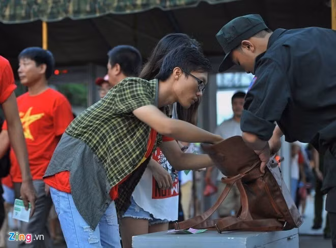 Toàn bộ vật cứng, nhọn, đồ vật gây nguy hiểm, chai nước... đều phải bỏ ngoài sân. Khán giả cũng phải đi qua cửa từ để chống việc mang vũ khí vào sân. VFF tăng cường giám sát công tác soát vé ở các cửa để tránh hiện tượng các nhân viên làm nhiệm vụ đưa người nhà, bạn bè... qua cửa.