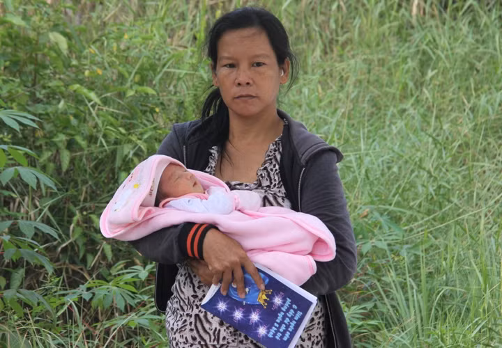 Niềm hạnh phúc của người mẹ được ôm con sau nhiều ngày xa cách