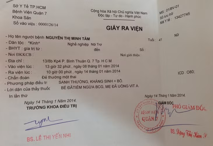 Sáng nay, sau khi bé được tiêm phòng đầy đủ, vợ chồng sản phụ Nguyễn Thị Minh Tâm được xuất viện về nhà