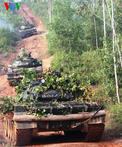 Các chiến sĩ thuộc Lữ đoàn xe tăng 215 của Quân đội Việt Nam lái xe tăng trong một đợt diễn tập hành quân, chiến đấu.