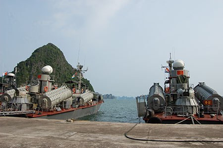 Trong ảnh, 2 tàu tên lửa Project 205U Osa II trên cầu cảng Lữ đoàn 170, Vùng 1 Hải quân Việt Nam.