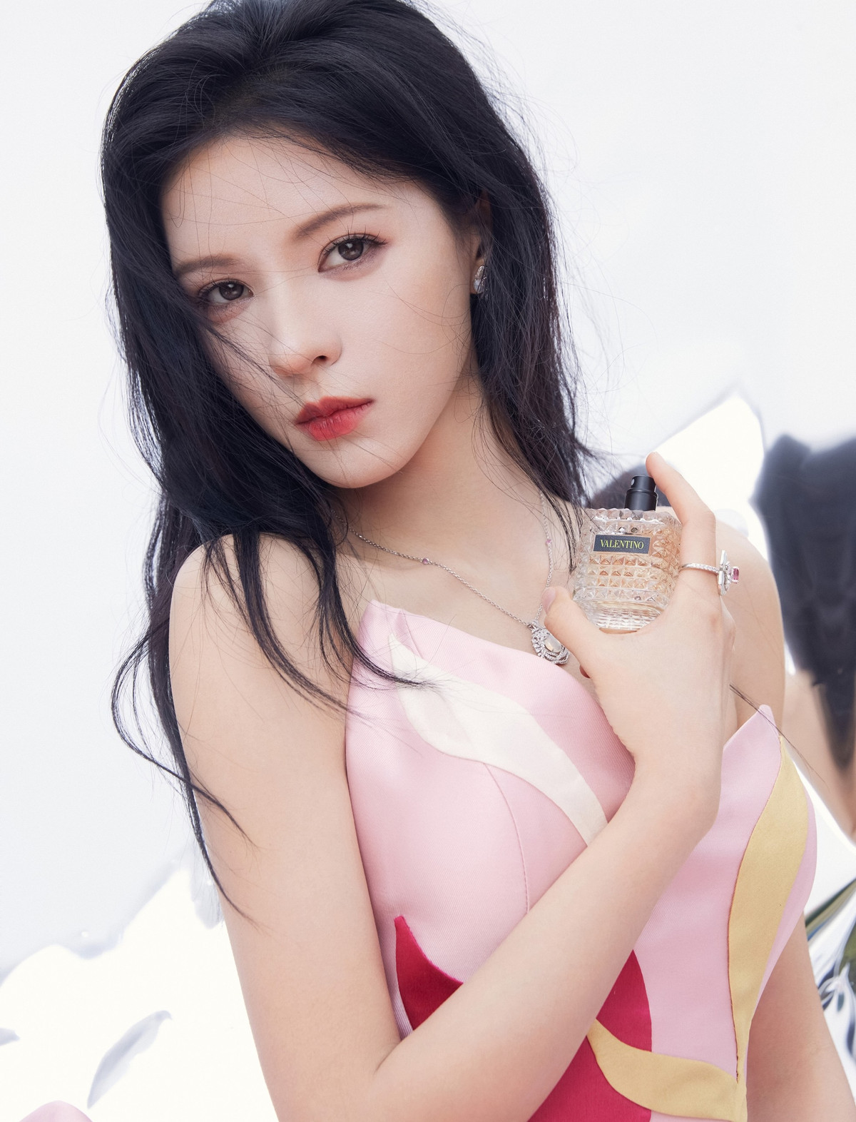 Sau phần trình diễn của Trương Dư Hi, nhiều khán giả bình luận: "Cô ấy thật đẹp, nhưng đừng hát", "Trương Dư Hi xứng đáng là gương mặt đại diện của nhóm, nhưng giọng hát lệch tông quá", "Nhà đài hại cô ấy", "Khuôn mặt thiên thần, giọng hát ác quỷ". Tuy nhiên cũng có khán giả vẫn ủng hộ Trương Dư Hi: "Tôi có thể vì nhan sắc tuyệt vời này mà bỏ qua giọng hát kinh khủng đó", "Các thí sinh khác làm tốt nên Trương Dư Hi bị tụt lại, hy vọng các tập sau cô ấy thể hiện tốt".