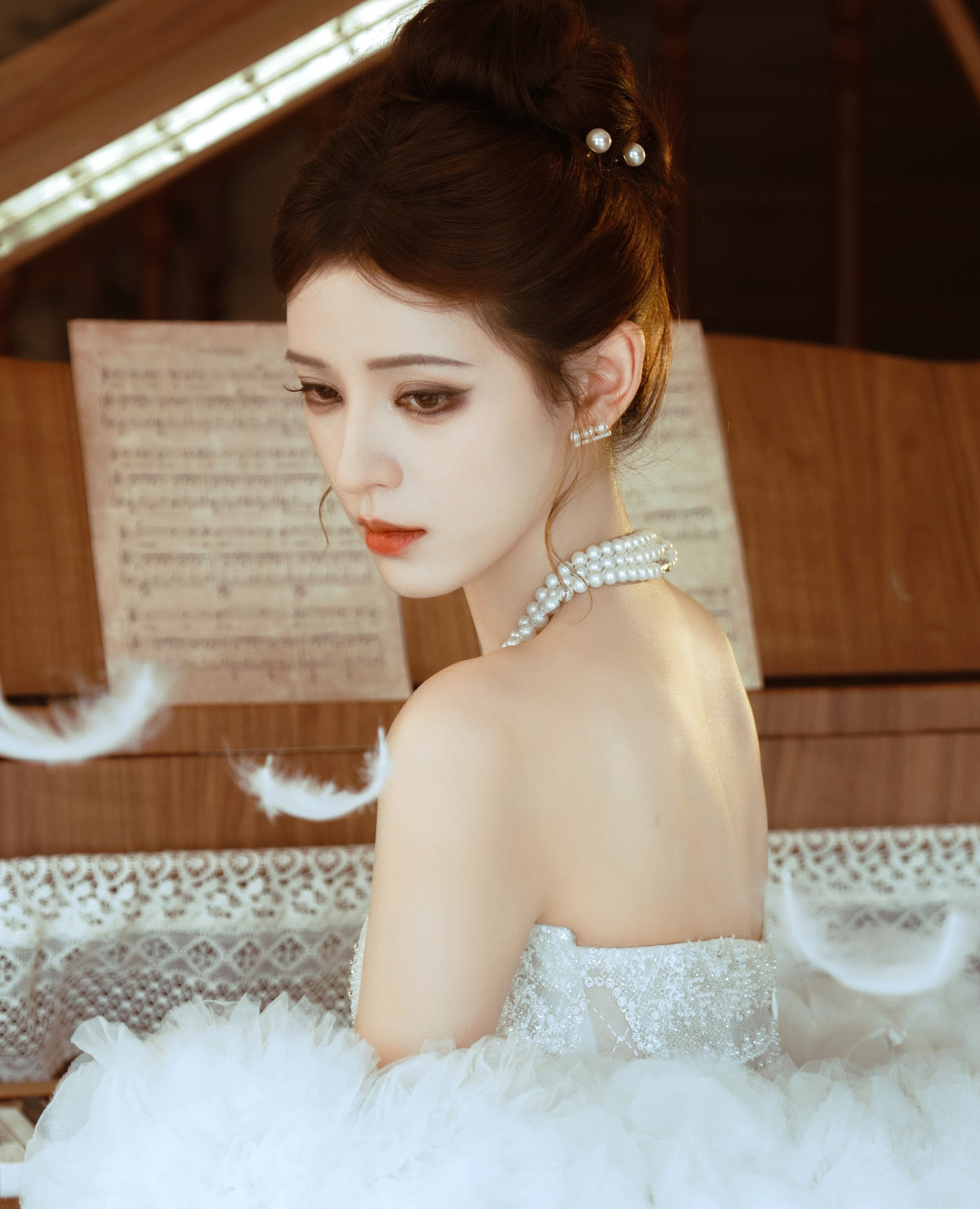 Trương Dư Hi còn được yêu mến bởi cuộc sống riêng kín tiếng và ít scandal. Nữ diễn viên từng được cảm thông khi bất đắc dĩ trở thành nhân vật chính trong cuộc tình tay giữa nam diễn viên Lưu Học Nghĩa và Dương Tử. Hồi tháng 8/2022, Lưu Học Nghĩa bị bắt gặp đút bánh kem cho Dương Tử. Nhưng trước đó, nam diễn viên đang hẹn hò với Trương Dư Hi. Họ từng hợp tác chung trong phim Khi màn đêm gợn sóng. Scandal nổ ra, fan Dương Tử còn quay sang chỉ trích Trương Dư Hi vì đóng vai nạn nhân, khiến Dương Tử trở thành "tiểu tam".