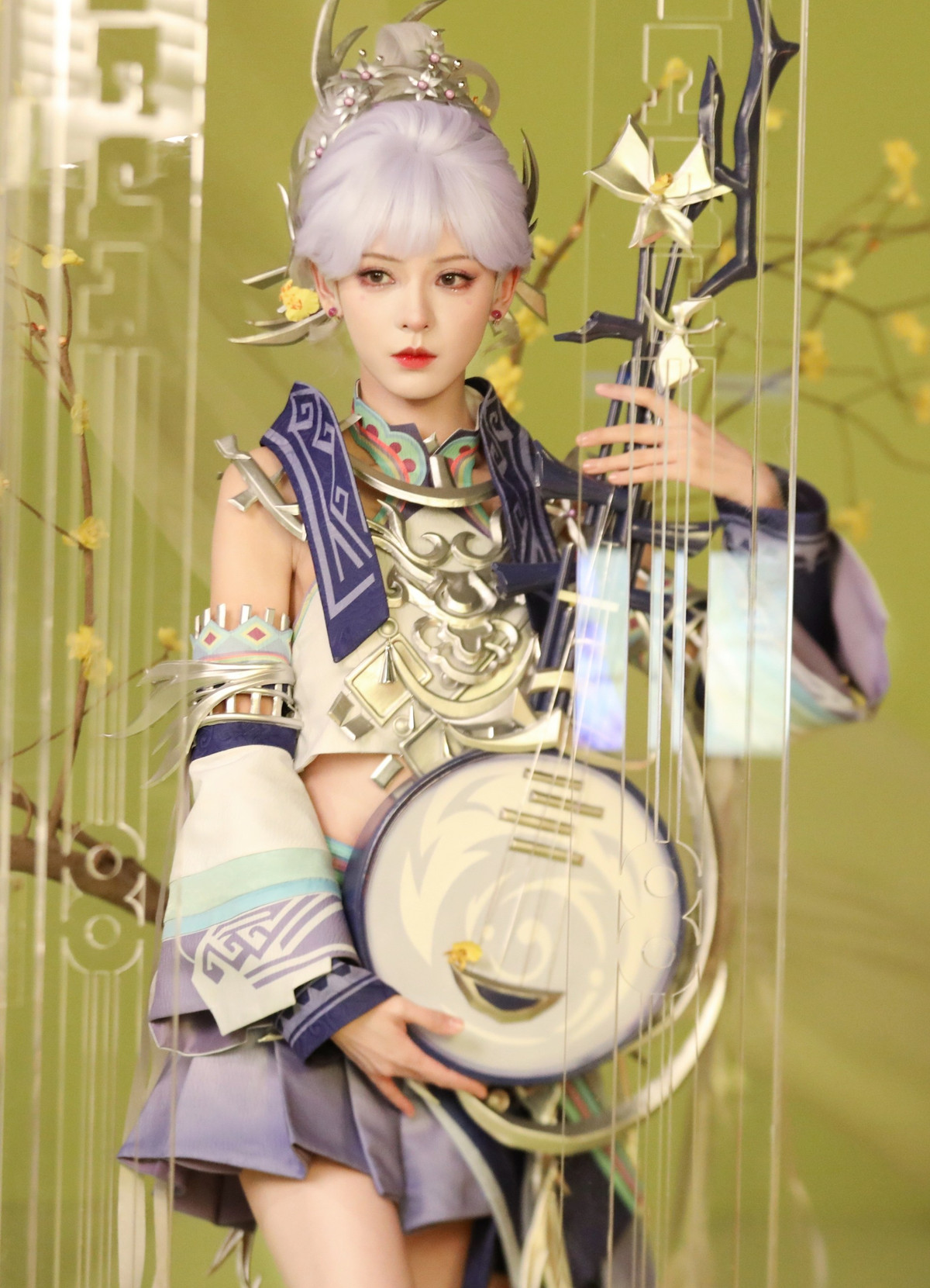 Trương Dư Hi được mệnh danh là "búp bê màn ảnh" của Trung Quốc nhờ gương mặt nhỏ nhắn, đôi mắt to tròn, vẻ đẹp thời thượng, khí chất sang trọng, vóc dáng mảnh mai. Khán giả Trung nhận xét vẻ đẹp của Trương Dư Hi phù hợp với hình tượng nữ chính trong các tiểu thuyết ngôn tình. Ngoài ra, công chúng còn dành lời khen ngợi nhan sắc của nữ diễn viên giống như nhân vật trong truyện tranh. Trương Dư Hi liên tục gây ấn tượng với những bộ ảnh cosplay (hóa thân) thành những nhân vật trong hoạt hình hoặc truyện tranh.