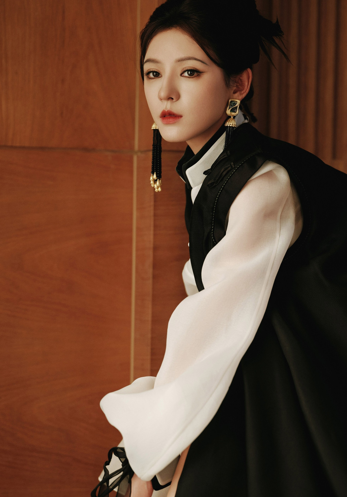 Trương Dư Hi sinh năm 1993, tốt nghiệp Học viện trang phục Bắc Kinh. Cô từng là hot girl nổi tiếng trên mạng xã hội Trung Quốc với những bộ ảnh quyến rũ trước khi dấn thân vào diễn xuất. Cô từng là bạn gái của thiếu gia giàu có, nổi tiếng nhất Trung Quốc một thời - Vương Tư Thông.