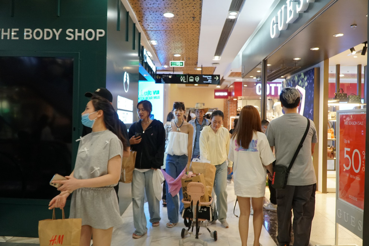 Các trung tâm thương mại, siêu thị là những điểm vui chơi, mua sắm và tránh nóng được nhiều người dân TPHCM lựa chọn trong kỳ nghỉ lễ 30/4 - 1/5 năm nay.