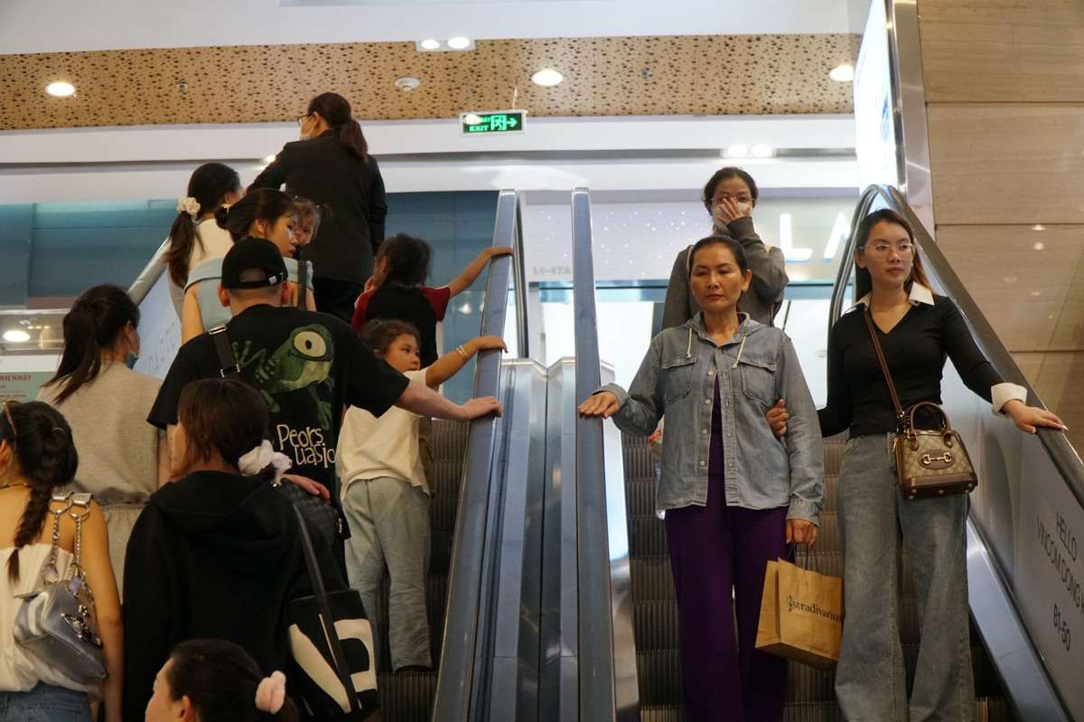 Thang máy tại trung tâm thương mại Vincom Đồng Khởi luôn đông đúc người sử dụng.